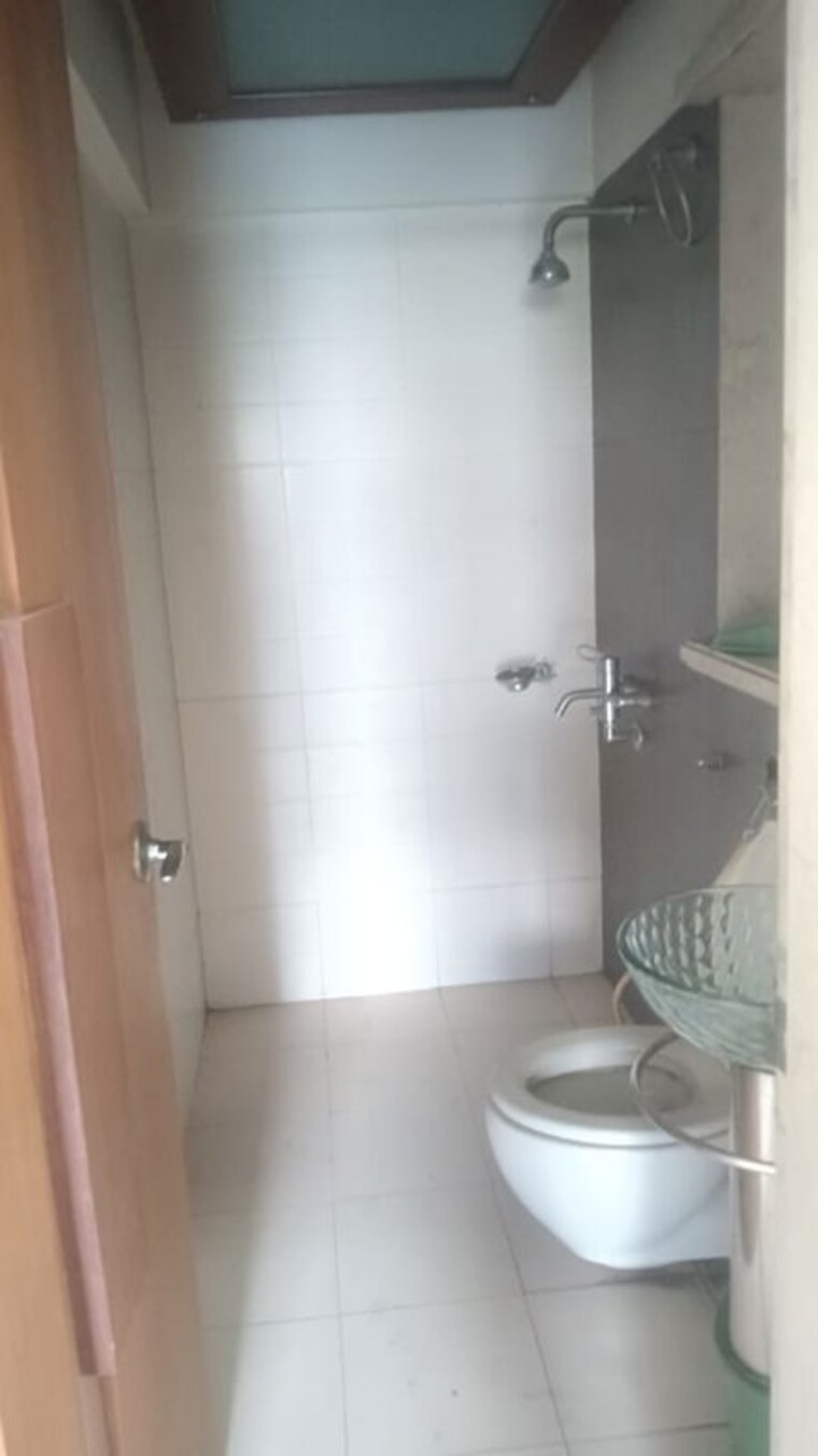 Bathroom, rna-azzure 3 Bedroom 2100 Sq.Ft. Apartment In Bandra East Mumbai 10514392