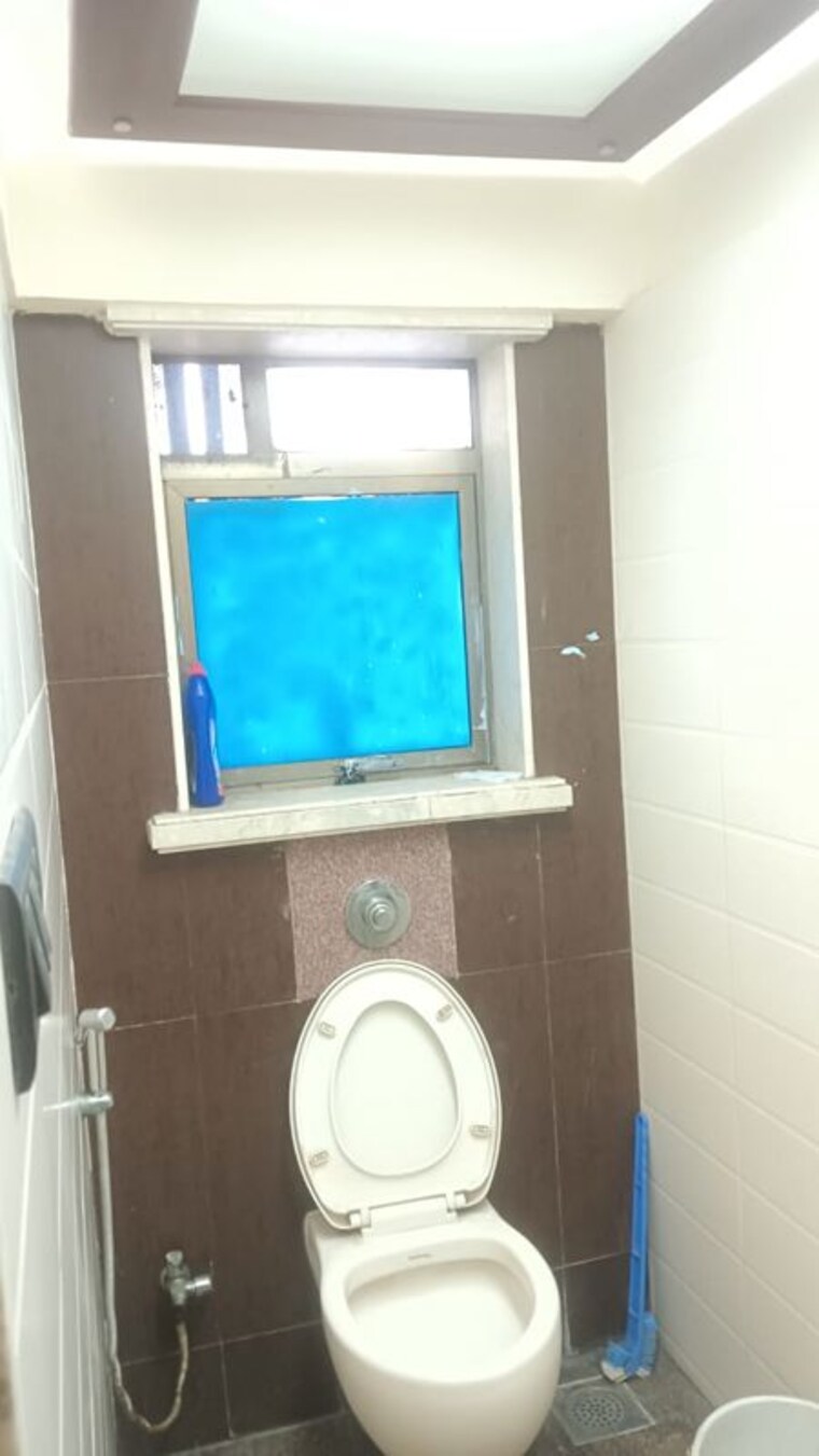 Bathroom, rna-azzure 3 Bedroom 2100 Sq.Ft. Apartment In Bandra East Mumbai 10514392