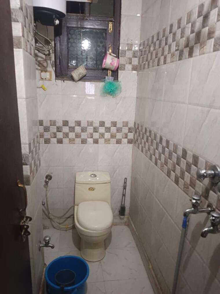 Bathroom, uttam nagar 1 Bedroom 450 Sq.Yd. Builder Floor In Uttam Nagar Delhi 10525830
