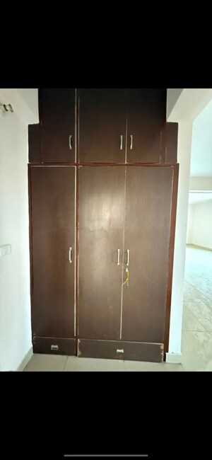 Furnished Amenities in 3 BHK Apartment at Sector 63 – for Sale