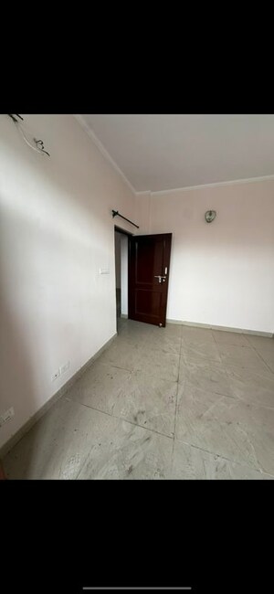 Room in 3 BHK Apartment at Sector 63 – for Sale