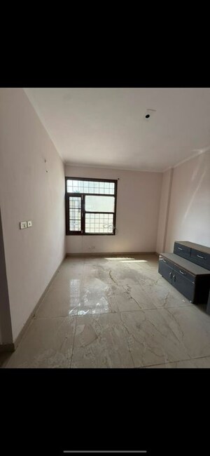 Room in 3 BHK Apartment at Sector 63 – for Sale
