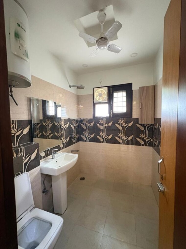 Bathroom, hong-kong-bazaar 3 Bedroom 3304 Sq.Ft. Builder Floor In Sector 57 Gurgaon 10525946