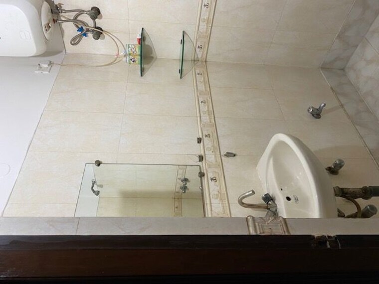 Bathroom, south extension i 3 Bedroom 190 Sq.Yd. Builder Floor In South Extension I Delhi 10525959