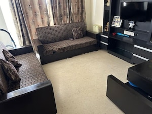 Room in 3 BHK Apartment at DLF The Skycourt, Sector 86 – for Rent