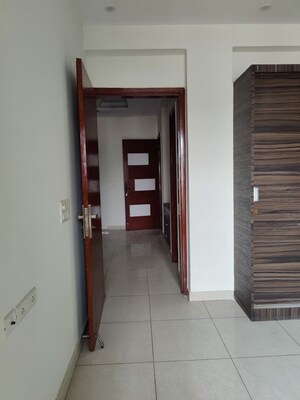 Building Lobby in 3 BHK Builder Floor at Sector 33 – for Rent