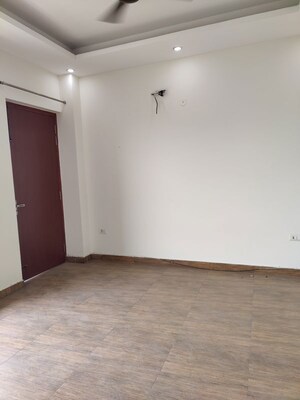Room in 3 BHK Builder Floor at Sector 33 – for Rent