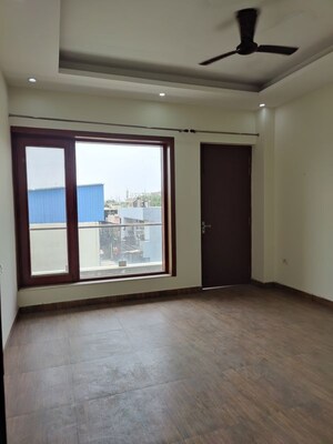 Room in 3 BHK Builder Floor at Sector 33 – for Rent
