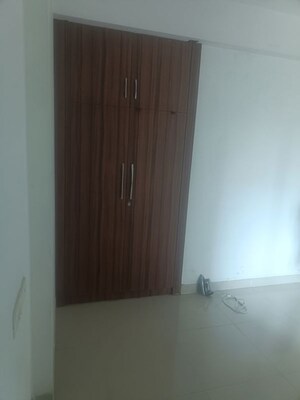 Room in 3 BHK Apartment at Ajnara Le Garden, Sector 16b Greater Noida – for Rent