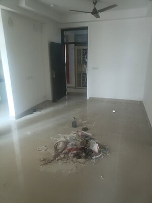 Room in 2 BHK Apartment at Ajnara Le Garden, Sector 16b Greater Noida – for Rent