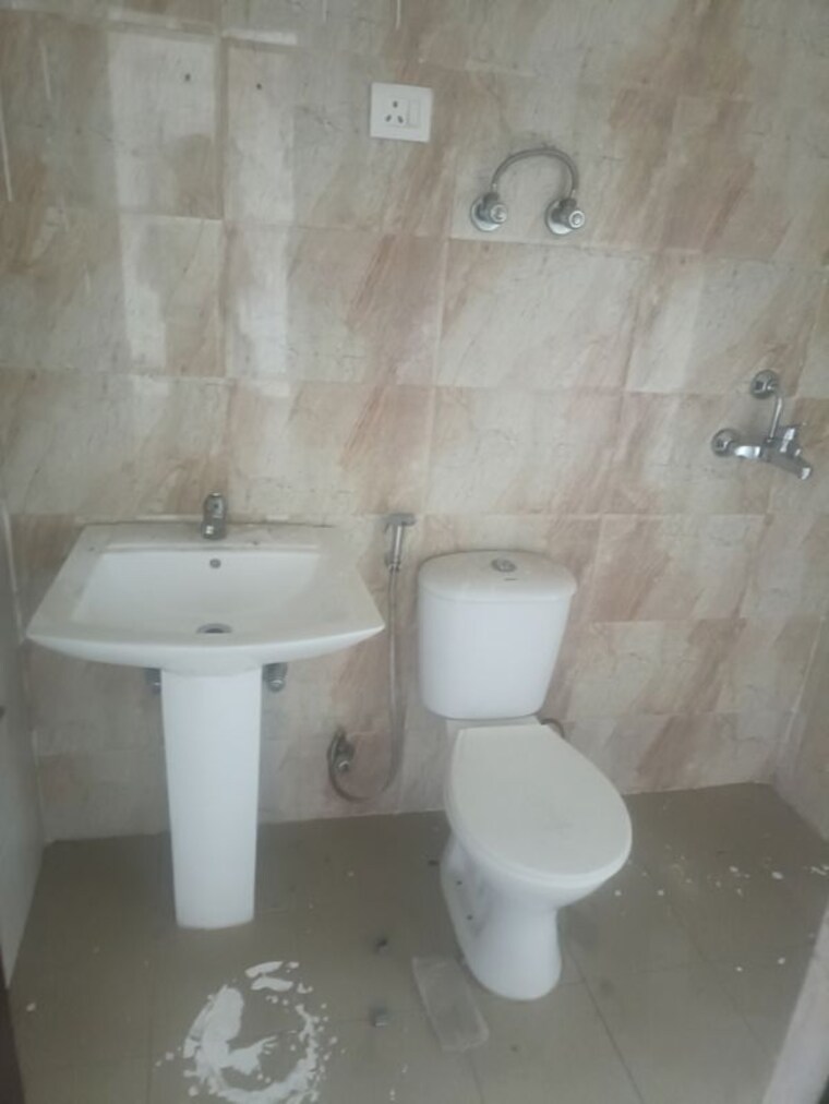 Bathroom, ajnara-le-garden 2 Bedroom 995 Sq.Ft. Apartment In Sector 16b Greater Noida Greater Noida 10526171