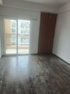 Room in 2 BHK Apartment at Ajnara Le Garden, Sector 16b Greater Noida – for Rent