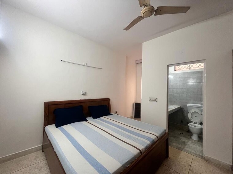 Bedroom, east of kailash 2 Bedroom 125 Sq.Yd. Builder Floor In East Of Kailash Delhi 10526194