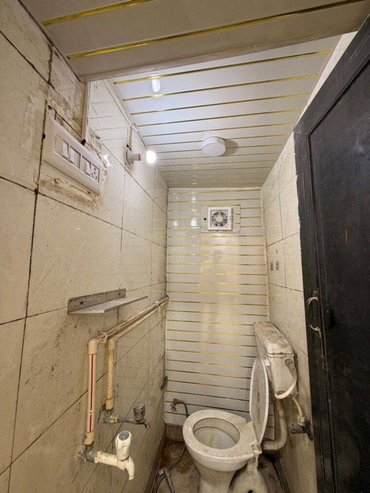 Bathroom, rohini sector 5 1 Bedroom 700 Sq.Ft. Builder Floor In Rohini Sector 5 Delhi 10526357