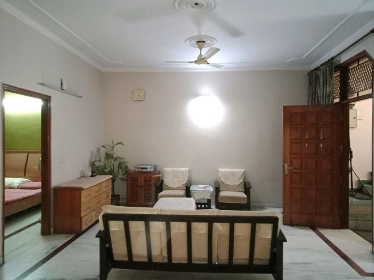Living Room, rwa-apartments-sector-41 2.5 Bedroom 162 Sq.Mt. Builder Floor In Sector 41 Noida 10526354
