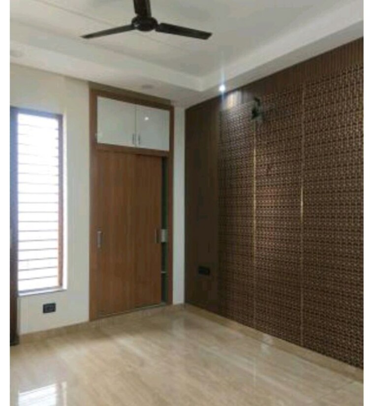 Room, puri-kohinoor-emporium 3 Bedroom 160 Sq.Yd. Builder Floor In Sector 89 Faridabad 10526396