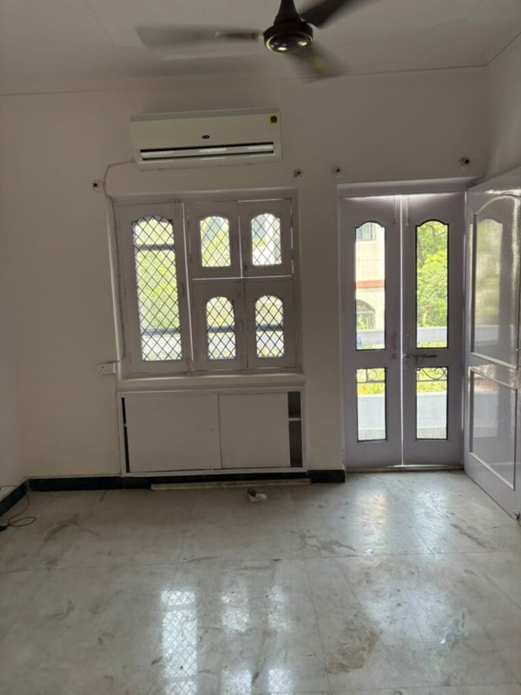 Room, east of kailash 2 Bedroom 135 Sq.Yd. Builder Floor In East Of Kailash Delhi 10526416