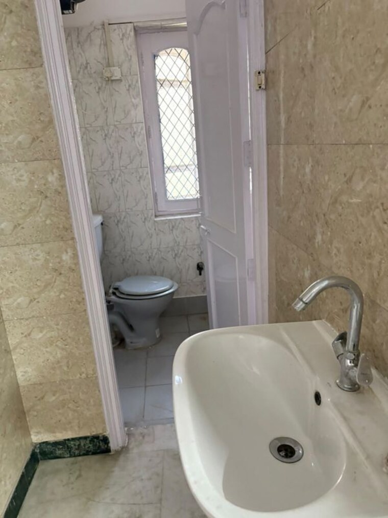 Bathroom, east of kailash 2 Bedroom 135 Sq.Yd. Builder Floor In East Of Kailash Delhi 10526416