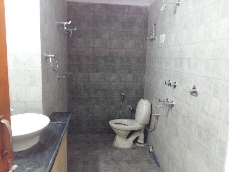 Bathroom, east of kailash 3 Bedroom 1872 Sq.Ft. Builder Floor In East Of Kailash Delhi 10526204