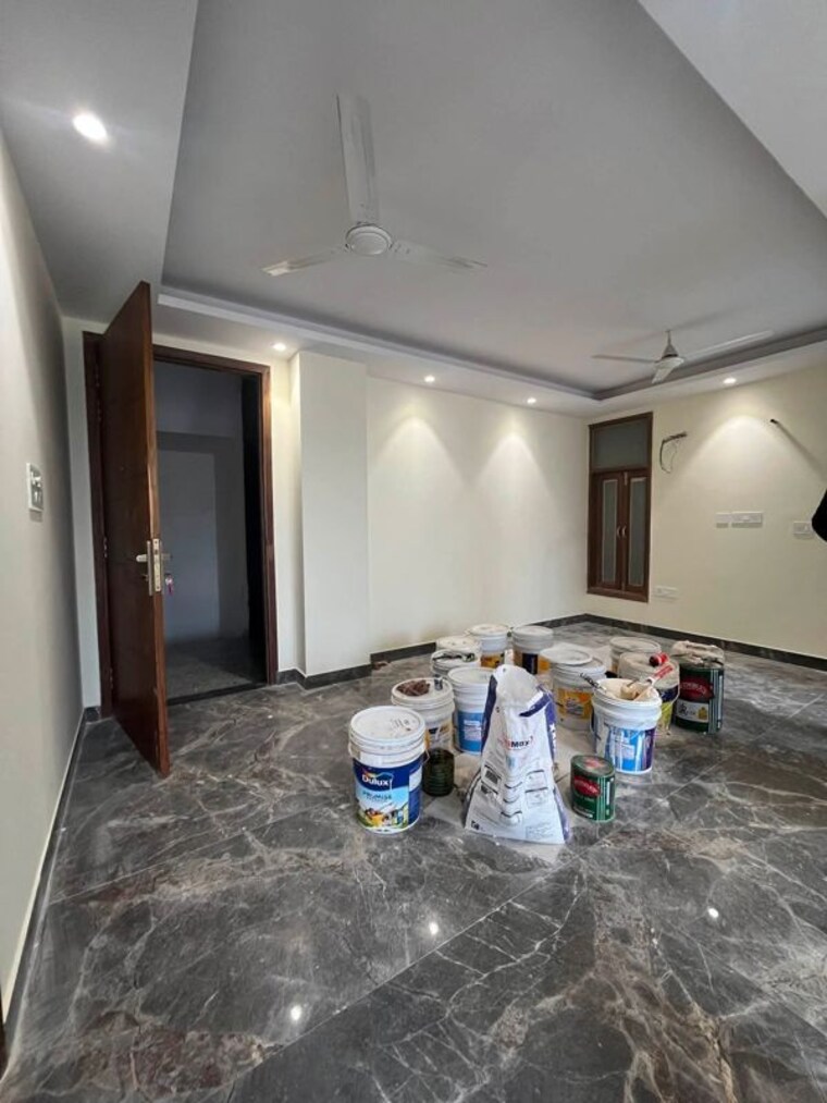  Parking, freedom fighters enclave 2 Bedroom 800 Sq.Ft. Builder Floor In Freedom Fighters Enclave Delhi 10526508