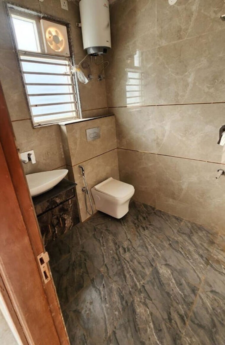 Bathroom, sector 22 3 Bedroom 1550 Sq.Ft. Builder Floor In Sector 22 Gurgaon 10526518