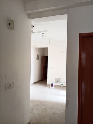 Room in 2.5 BHK Apartment at Mahagun My Woods, Sector 16c Greater Noida – for Rent