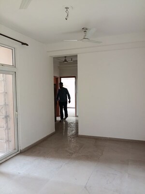 Room in 2.5 BHK Apartment at Mahagun My Woods, Sector 16c Greater Noida – for Rent
