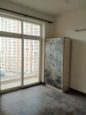 Room in 2.5 BHK Apartment at Mahagun My Woods, Sector 16c Greater Noida – for Rent