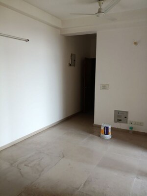 Room in 2.5 BHK Apartment at Mahagun My Woods, Sector 16c Greater Noida – for Rent
