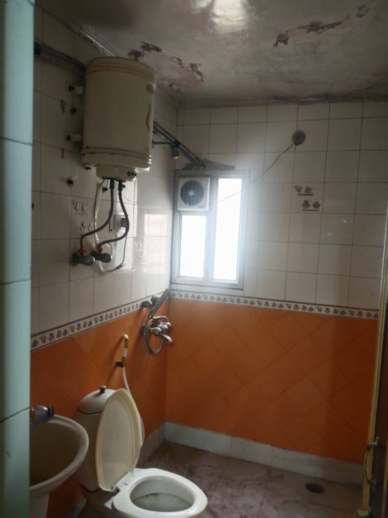 Bathroom, sector 46 3 Bedroom 1350 Sq.Ft. Apartment In Sector 46 Faridabad 10526555
