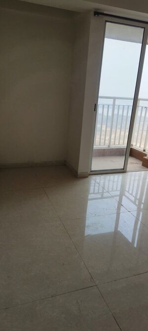 Room in 2 BHK Apartment at Lodha Amara, Kolshet Road – for Sale