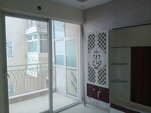 Room in 2.5 BHK Apartment at Mahagun My Woods, Sector 16c Greater Noida – for Rent