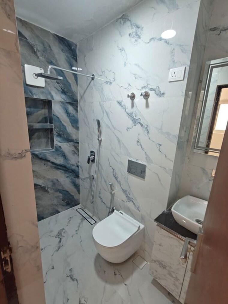 Bathroom, paras-tierea 3 Bedroom 1580 Sq.Ft. Apartment In Sector 137 Noida 10526835