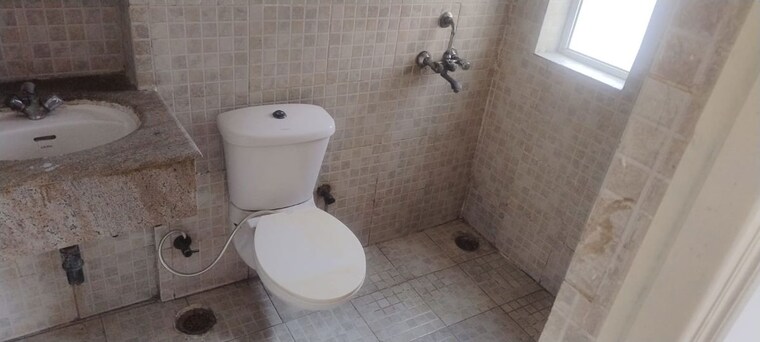 Bathroom, paras-tierea 2 Bedroom 925 Sq.Ft. Apartment In Sector 137 Noida 10526922