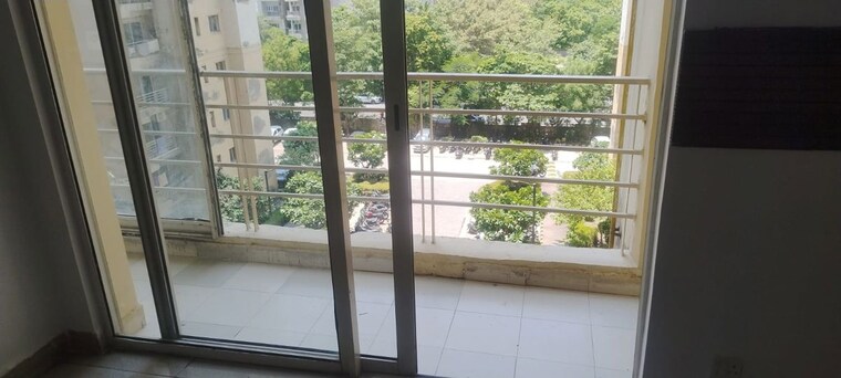 Balcony, paras-tierea 2 Bedroom 925 Sq.Ft. Apartment In Sector 137 Noida 10526922