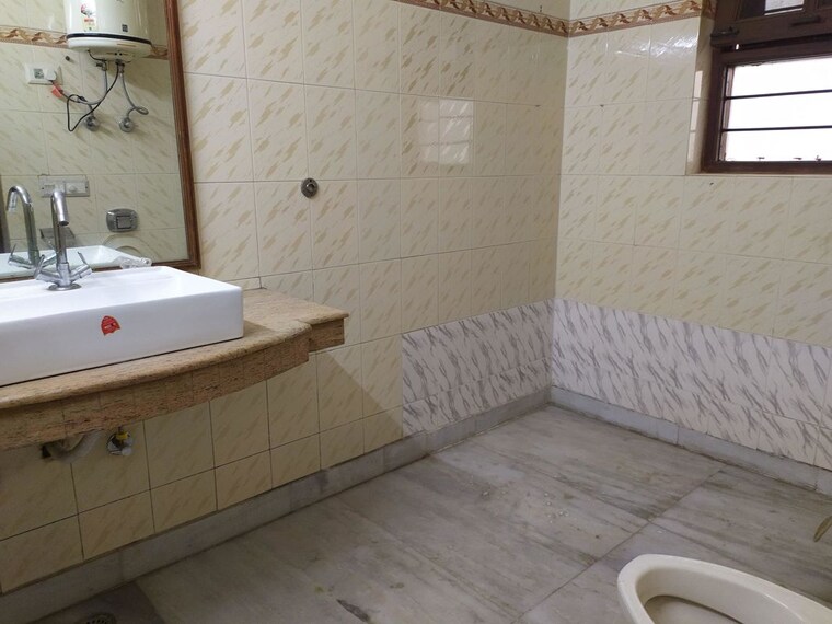 Bathroom, sector 22 3 Bedroom 1550 Sq.Ft. Builder Floor In Sector 22 Gurgaon 10526953