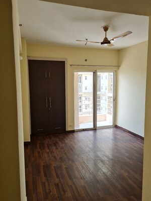 Room in 2 BHK Apartment at Paras Tierea, Sector 137 – for Rent