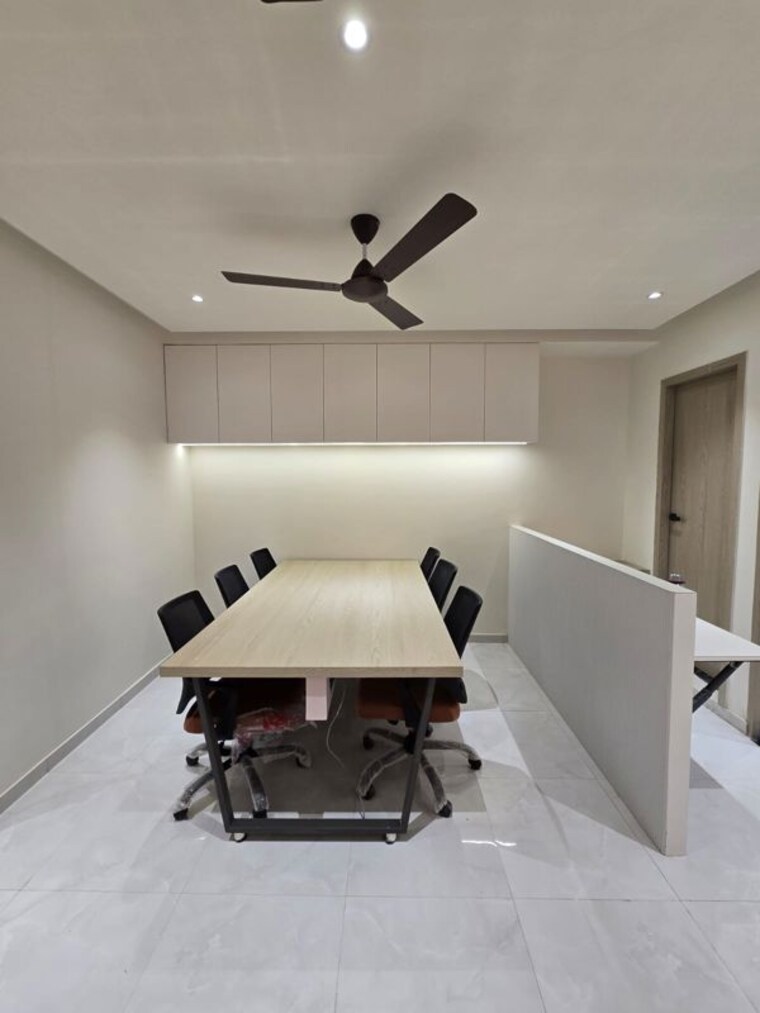 Team Area, vaishnodevi circle Commercial Office Space 750 Sq.Ft. In Vaishnodevi Circle Ahmedabad 10527026