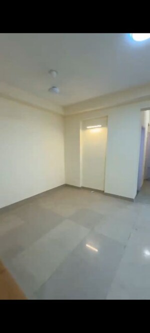 2 BHK Apartment For Rent in Jaypee Kensington Boulevard, Sector 131