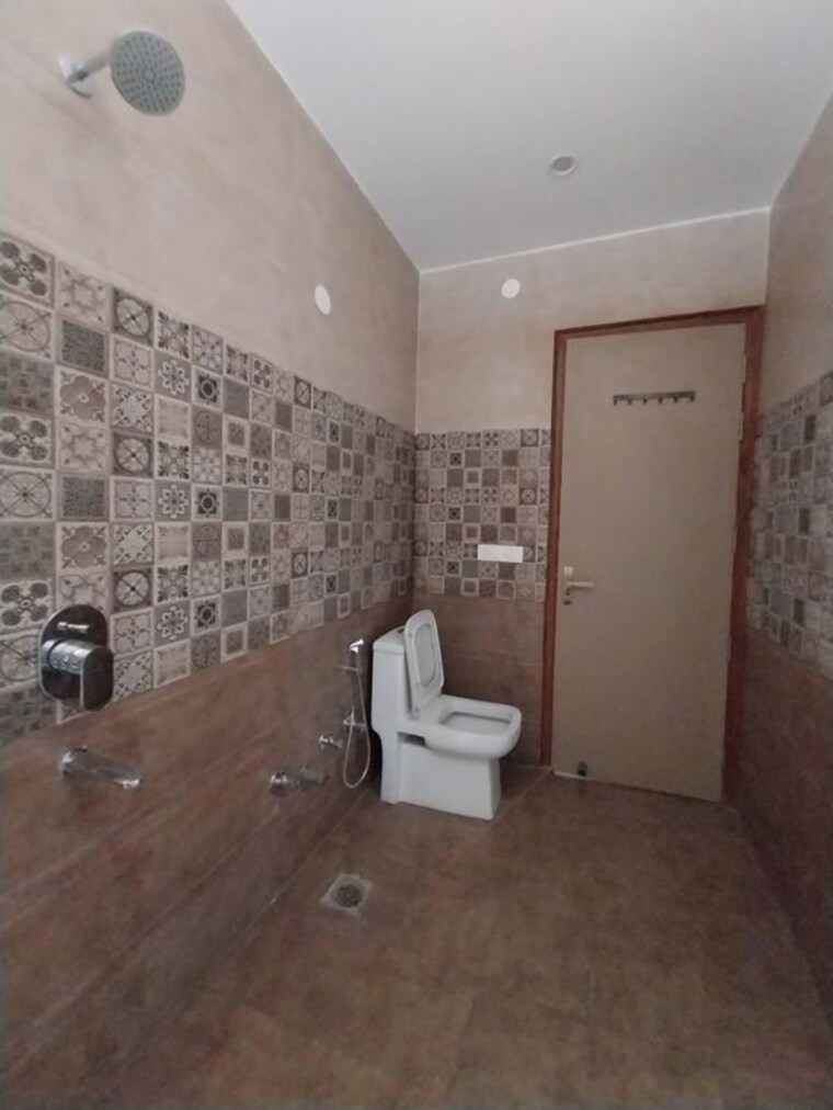 Bathroom, sector 22 4 Bedroom 2500 Sq.Ft. Builder Floor In Sector 22 Gurgaon 10527112