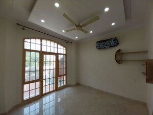 Room in 4 BHK Builder Floor at Sector 21 – for Rent