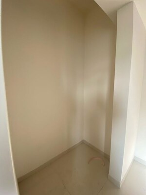 Room in 2 BHK Apartment at Lodha Amara, Kolshet Road – for Rent