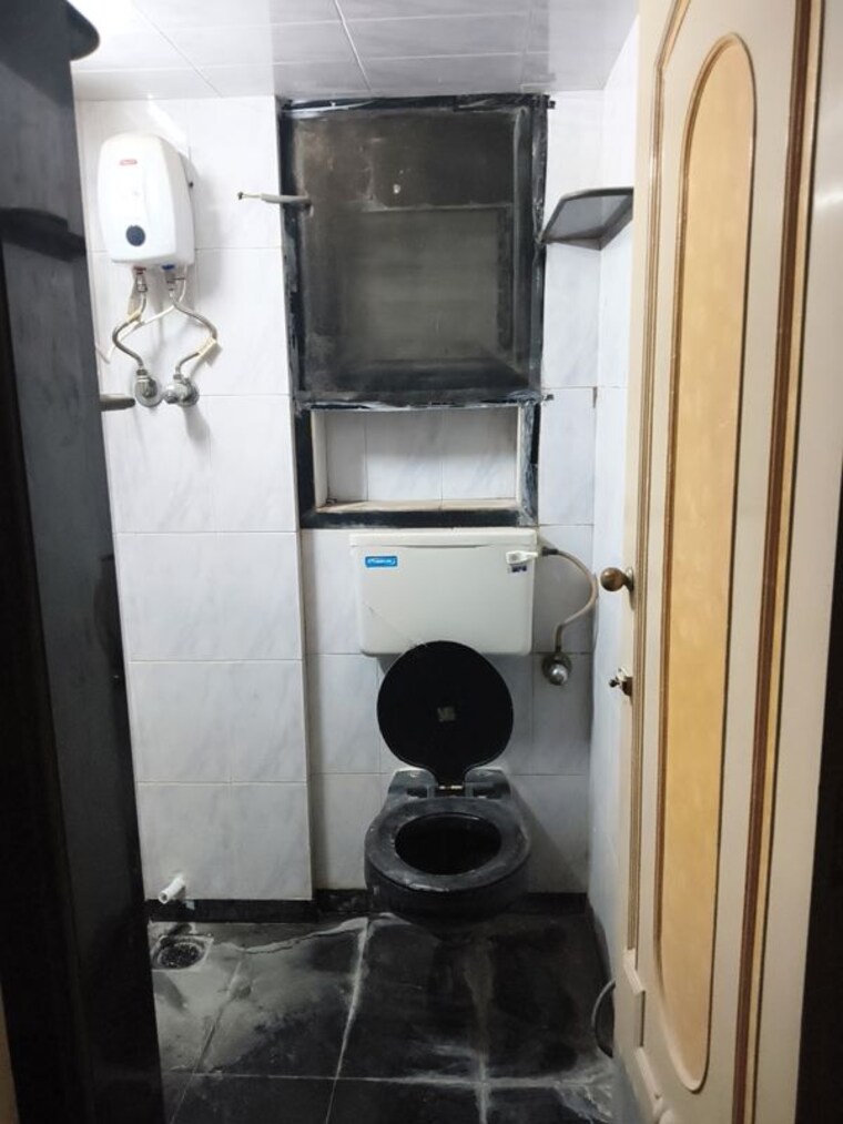 Bathroom, vile parle east 1 RK 350 Sq.Ft. Apartment In Vile Parle East Mumbai 10527290
