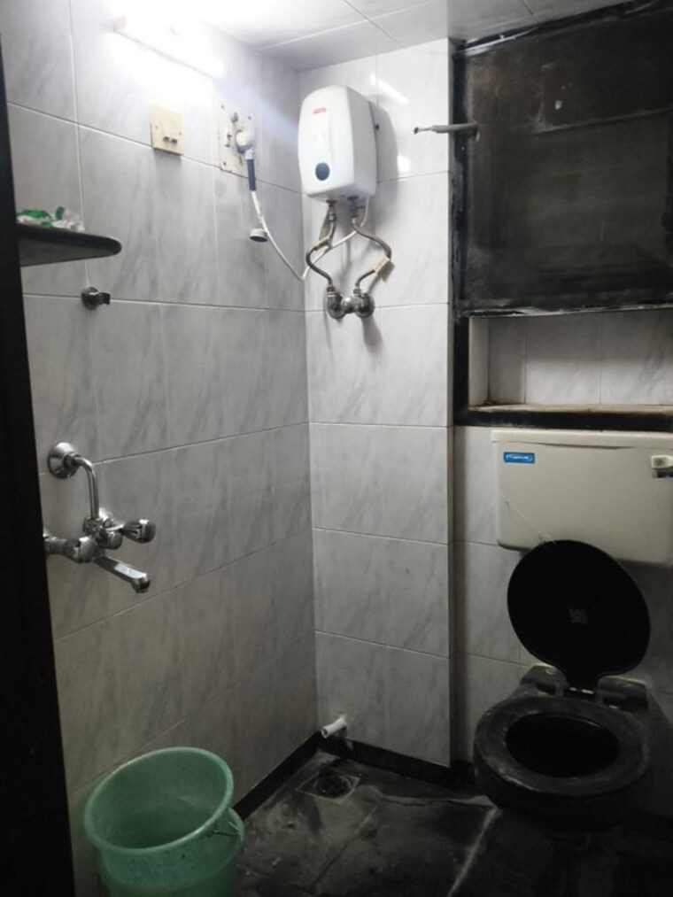 Bathroom, vile parle east 1 RK 350 Sq.Ft. Apartment In Vile Parle East Mumbai 10527290