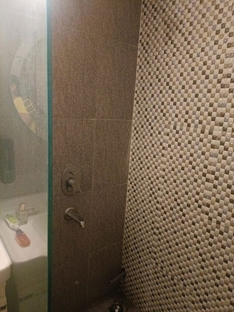 Bathroom, galaxy-north-avenue 2.5 Bedroom 1175 Sq.Ft. Apartment In Gaur City 1 Greater Noida 10527342