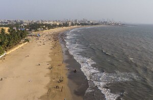 Master Bedroom in 5 BHK Villa at Juhu – for Sale