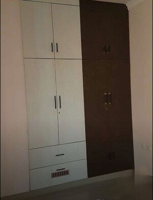 Furnished Amenities in 3 BHK Apartment at Eldeco Elegante, Vibhuti Khand – for Rent