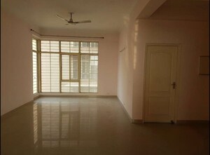 Room in 3 BHK Apartment at Eldeco Elegante, Vibhuti Khand – for Rent