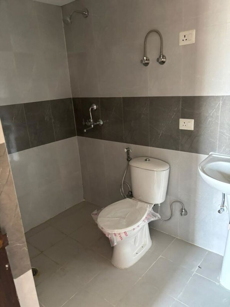 Bathroom, mahagun-mywoods 2 Bedroom 935 Sq.Ft. Apartment In Sector 16c Greater Noida Greater Noida 10527691