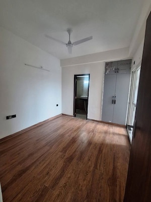 Room in 2.5 BHK Apartment at Trident Embassy, Sector 1 Greater Noida – for Rent